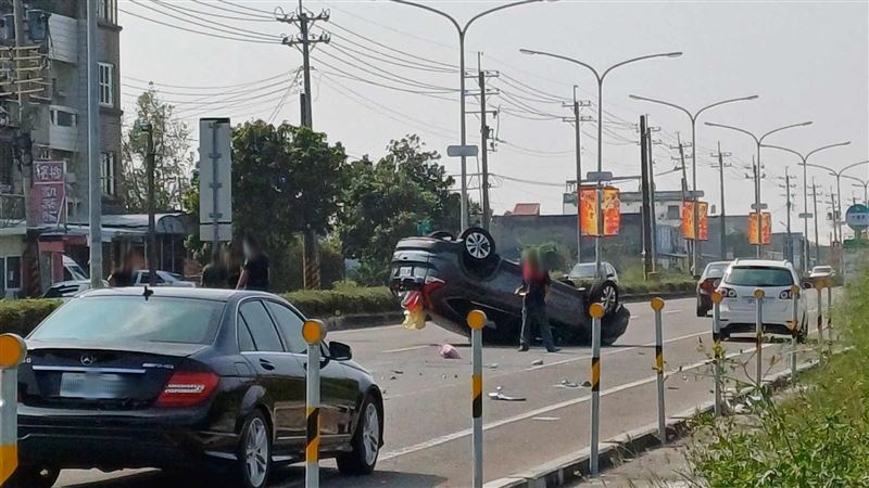 新/嘉168縣道車禍!轎車180°翻覆男命危