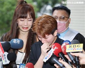 ▲鄭靚歆在母親胡文英陪同下出庭，對知名整復師「亞當老師」提告過失傷害，控訴接受整復卻讓她骨折。（圖／記者邱榮吉攝）