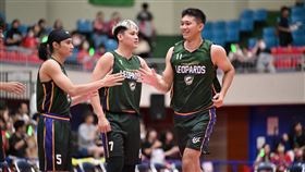 ▲羅振峰（右1）坦承去年投注SBL，遭台啤永豐雲豹球團解約。（圖／翻攝自台啤雲豹職業籃球隊臉書）