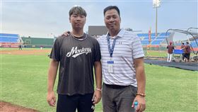 桃猿陳佳樂升一軍就先發  爸爸陳瑞昌到場觀賽中華職棒樂天桃猿隊20歲野手陳佳樂（前左）24日升上一軍，首場比賽就是先發打7棒、守一壘，他的爸爸、退役球星陳瑞昌（前右）也特別到場觀賽。中央社記者謝靜雯攝  112年10月24日