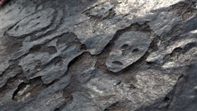 巴西亞馬遜河地區陷入百年大旱，2000多年前刻在河畔岩石上的人臉圖案浮出水面。（路透社）