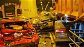  宜蘭縣新澳隧道驚傳連環車禍，有重機騎士被捲入車底。（圖／用路天使提供）