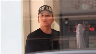 王大陸護愛超小心　躲朋友家可疑舉動曝