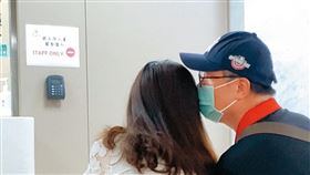 ▲ 李繼唐（右）陪女下屬（左）看診，期間還情不自禁親吻對方。（圖／讀者提供）