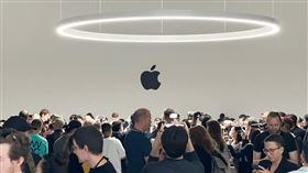 蘋果總部賈伯斯劇院  化身新品展示區蘋果公司於美國舊金山時間5日舉辦WWDC全球開發者大會，keynote發表會結束後，各國媒體前往設置在賈伯斯劇院的展示區拍攝新產品。中央社記者吳家豪舊金山攝  112年6月6日