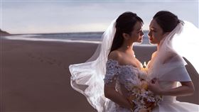 《青春並不溫柔》公開葉曉霏、李玲葦的女女結婚照。（圖／同志婚紗 - 尚典攝影工作站提供提供）