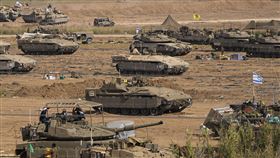 以色列士兵聚集在以色列南部，加薩走廊邊境，準備反攻。（圖／美聯社／達志影像）