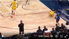 ▲傑克森（Reggie Jackson）晃倒詹姆斯（LeBron James）出手投進三分球。（圖／翻攝自NBA on TNT推特）