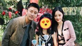 李小璐與賈乃亮紛紛曬出為了女兒再度合體的照片，讓網友感動又興奮。（圖／翻攝自李小璐微博）