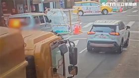 知名經紀人奇哥過馬路時險遭計程車倒車輾斃。（圖／翻攝畫面）