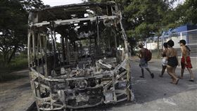 巴西黑幫，民兵，燒毀35輛公車1列火車報復警方。（圖／美聯社／達志影像）