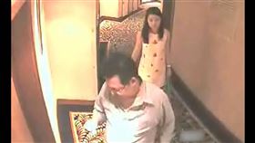 網路上流傳行政院副院長鄭文燦和女子進出房間的影片。（圖／翻攝網路)