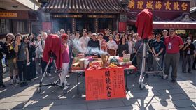 《車頂上的玄天上帝》去年在台北霞海城隍廟舉行開鏡儀式，監製侯孝賢、導演黃文英、林依晨、周渝民、阮經天等演員及劇組團隊都一同參與。（圖／甲上娛樂提供）