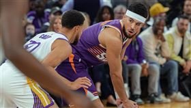 勇士柯瑞對位防守太陽布克。（圖／翻攝自太陽隊X）