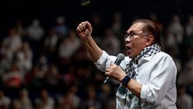 馬來西亞首相安華（Anwar Ibrahim）24日參加「與巴勒斯坦人民同在集會」，現場參與聲援群眾將體育館擠得水洩不通，大批揮舞巴勒斯坦國旗的群眾在場外聲援，逾1萬6000人參與。圖為安華。（圖／翻攝自安華粉專）