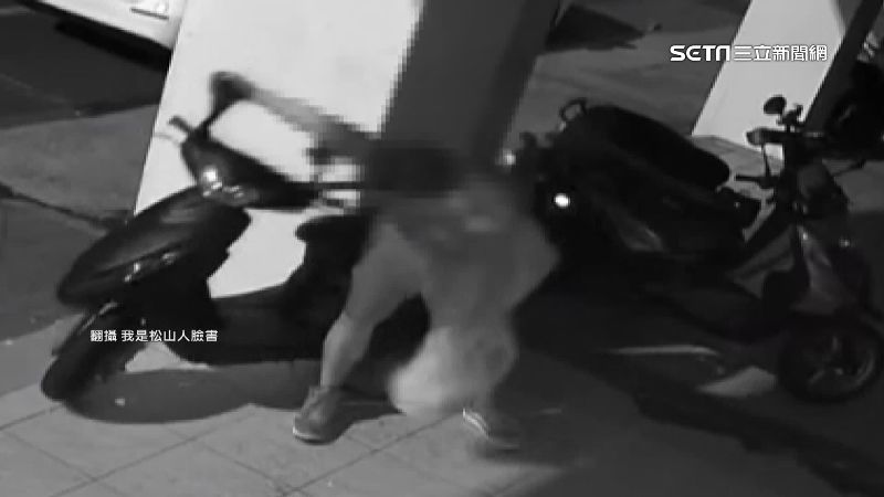老外疑喝醉暴走　猛拍店家鐵門、踹毀機車