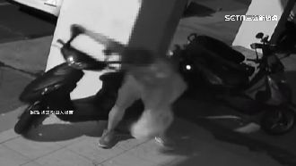 老外疑喝醉暴走　猛拍店家鐵門、踹毀機車