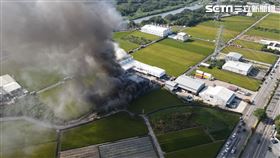 新／彰化鐵皮工廠悶燒中　黑煙竄天際駭人（圖／翻攝畫面）