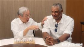 ▲台鋼雄鷹總教練洪一中、教練團成員橫田久則、路易士和洪瑞河見面。（圖／記者劉彥池攝影）