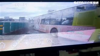 中山橋公車撞小貨車13人傷　車禍畫面曝光