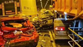  宜蘭縣新澳隧道驚傳連環車禍，有重機騎士被捲入車底。（圖／用路天使提供）