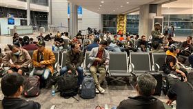 在以色列等待返國的泰國勞工巴勒斯坦伊斯蘭主義團體哈瑪斯7日從加薩地區（Gaza）大規模突襲以色列，泰國政府多次安排撤僑班機。圖為18日在以色列等待登上空軍撤僑班機的泰國人。（泰國外交部提供）中央社記者呂欣憓曼谷傳真  112年10月25日