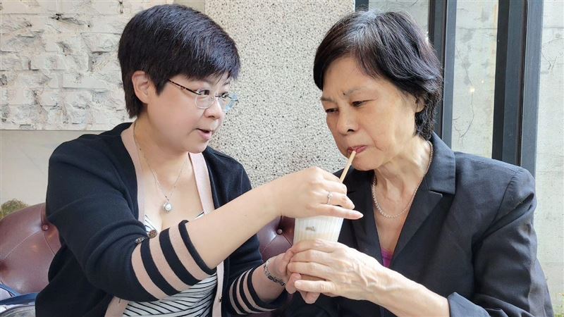 侯孝賢罹患阿茲海默症　她分享顧親媽經歷