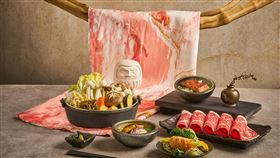 光棍限定壽喜鍋套餐1,980元，販售期間11/1-11/12，可享手作流體達摩祈願體驗。（圖／品牌提供）  