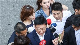 趙天麟出席立院外交國防委員會預算審查（3）已婚的民進黨立委趙天麟（中）遭爆料疑與一名中國籍女子有多張親密合照，宣布退出立委選舉，他25日出席立法院外交及國防委員會預算審查會議，下車時被媒體包圍。中央社記者鄭清元攝  112年10月25日