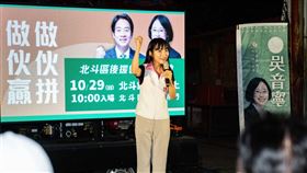 黃捷近日到彰化替民進黨立委參選人吳音寧站台時表示，她將吳音寧名句「危崖有花」當作從政信念。（圖／吳音寧辦公室提供）