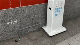 行動電源充電站自顧不暇。（圖／翻攝自路上觀察學院）