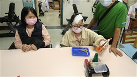 車禍昏迷一個月，洪女接受中醫師、職能治療師的治療。（圖／署立彰化醫院提供）