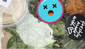 盒裝沙拉發黑長毛？瑞士2少女驚見「完整鼠屍」　吃一半狂嘔畫面曝光（圖／翻攝自reddit）