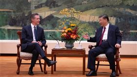 加州州長紐松會晤習近平提及芬太尼危機加州州長紐松訪問中國，25日會晤中國國家主席習近平。舊金山紀事報指出，美國媒體記者欲入場遭中方官員阻擋。紐松會後轉述，向習近平提到美國芬太尼危機，在與中國外長王毅會面時談到台灣。（加州州長辦公室提供）中央社記者張欣瑜舊金山傳真  112年10月26日