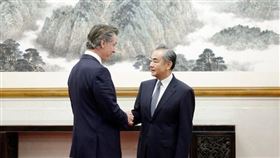 美國加州州長紐松（Gavin Newsom，左）與中國外交部長王毅（右）會面。（圖／翻攝自中國外交部官網）