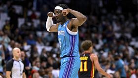 ▲楊恩（Trae Young）上籃慘遭對手威廉斯（Mark Williams）空中摘芭樂。（圖／美聯社／達志影像）