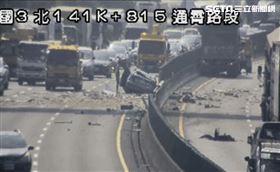 新／國3苗栗大貨車撞轎車 撞破護欄衝對向(圖/翻攝畫面)