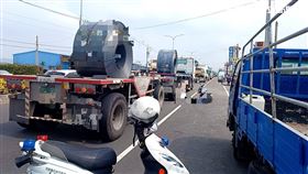 高雄李女騎車被突然開啟的車門撞倒，導致後座的高男被曳引車輾斃。（圖／翻攝畫面）