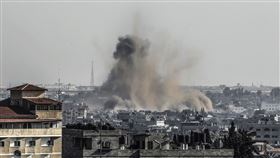 以色列持續轟炸加薩走廊。圖為以色列10/25空襲加薩走廊南部拉法市後冒出濃煙。（圖／美聯社／達志影像）