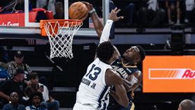 ▲「怪物狀元」威廉森（Zion Williamson）本季首戰秀爆扣。（圖／翻攝自鵜鶘推特）