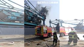 新／台中火力發電廠卸煤機起火警消搶救中（圖／翻攝畫面）