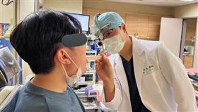 40歲卡車司機習慣嚼檳榔提神，近半年出現口腔潰瘍情形，至嘉義長庚醫院看診，確診為第4期口腔癌，經醫師丁孟昌（右）安排手術切除重建及放射線、化學治療後，目前狀況已穩定，持續追蹤觀察。（嘉義長庚醫院提供）