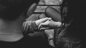 ▲一名媽媽看到小情侶路邊跨坐接吻相當驚訝。（示意圖／Pixabay）