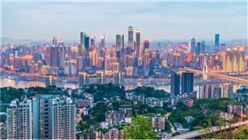 都市土地有限,地價不斷攀升,令房價難以下滑;城市老屋需求下降,無人租購（圖／資料圖取自freepik）