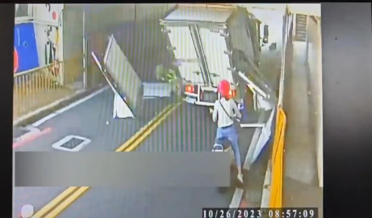 未注意地下道限高　貨車車斗擠到噴飛變形