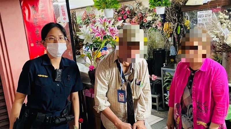 69歲男倒臥捷運站　暖警護送返家獲贈玫瑰