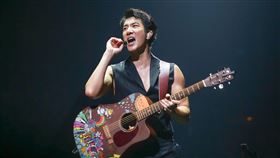王力宏唱到一半走下台。（圖／記者楊澍攝影）