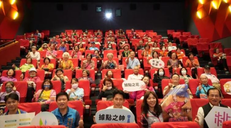 邀阿公阿嬤拍殭屍片特映會　桃銀髮族同樂