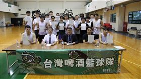 丁彥哲董事長與臺啤籃球協會林士傑理事長共同赴球隊訓練基地要求所有球隊人員簽署切結書。（圖／台啤球團提供）