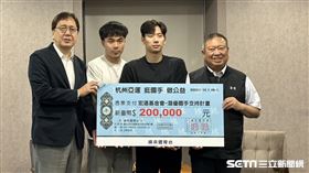 林昀儒（左二）、王冠閎（右二）參與「百萬點擊 捐款百萬」活動將20萬公益金捐贈給宏道運動發展基金會。（圖／記者蔡厚瑄攝影）